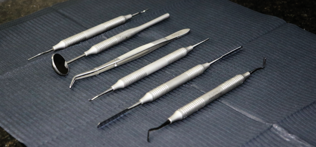 Autoclave Runyes de 12 litros con capacidad para esterilizar instrumental metálico sólido y cargas estándar de uso diario en clínicas.