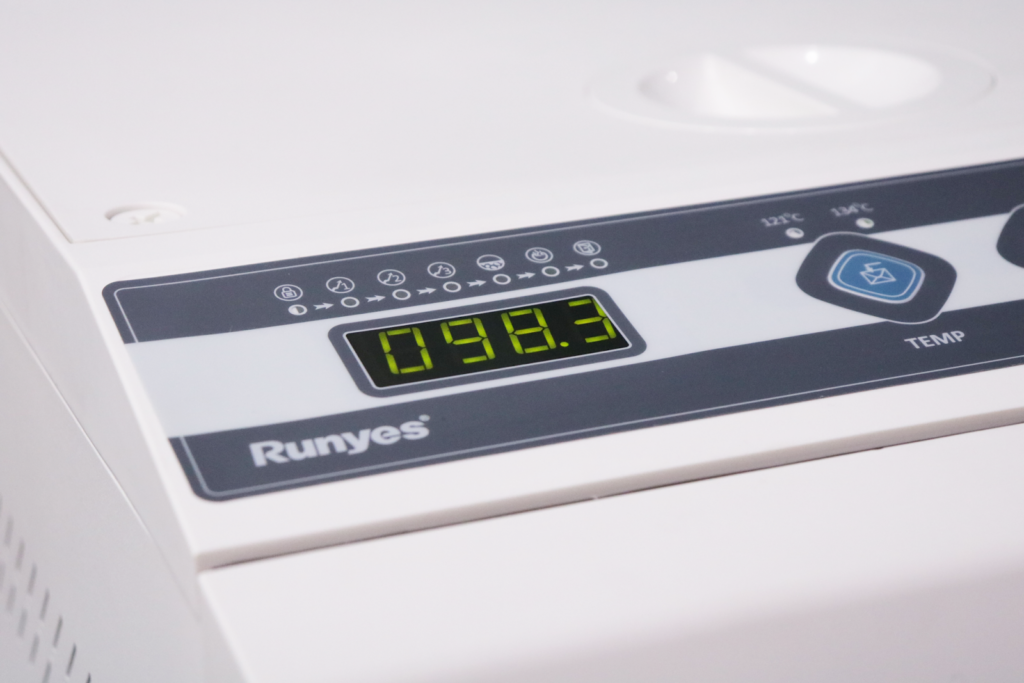 Panel de control de autoclave dental Runyes con indicadores digitales claros, facilitando el control y las auditorías de esterilización profesional.