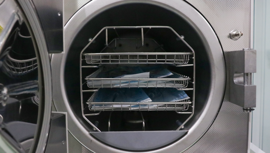 Distribución de bandejas en autoclave dental Runyes de 12L: optimización de la carga máxima por ciclo para mejorar el flujo clínico en odontología.